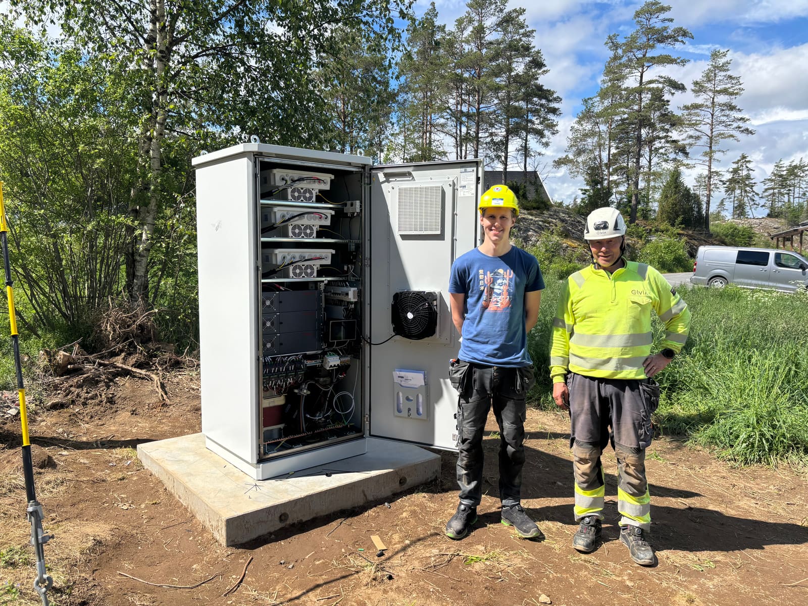Elvia's Tommy Olsen and Jan Holth in front of the eqGrid system during commissioning in Råde