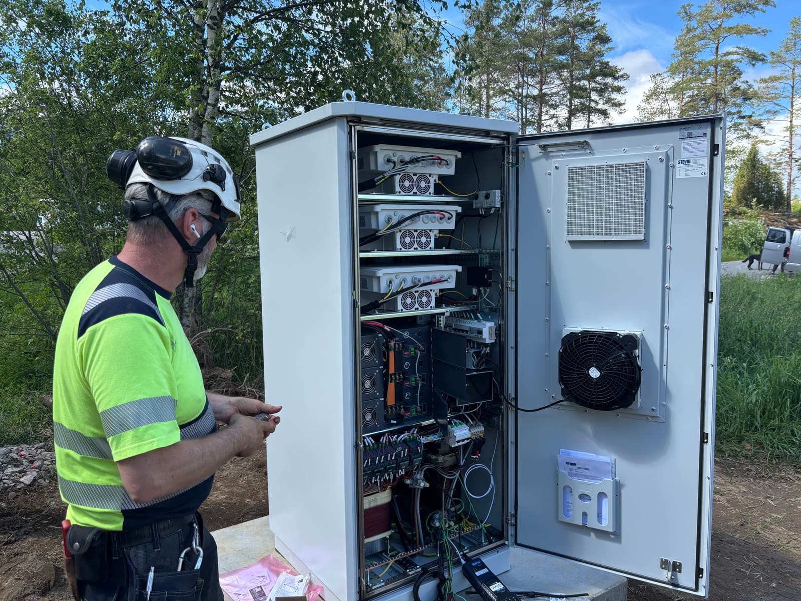 Jan Holth, kvalitetsinspektør i Elvia, inspiserer eqGrid-systemet i Råde