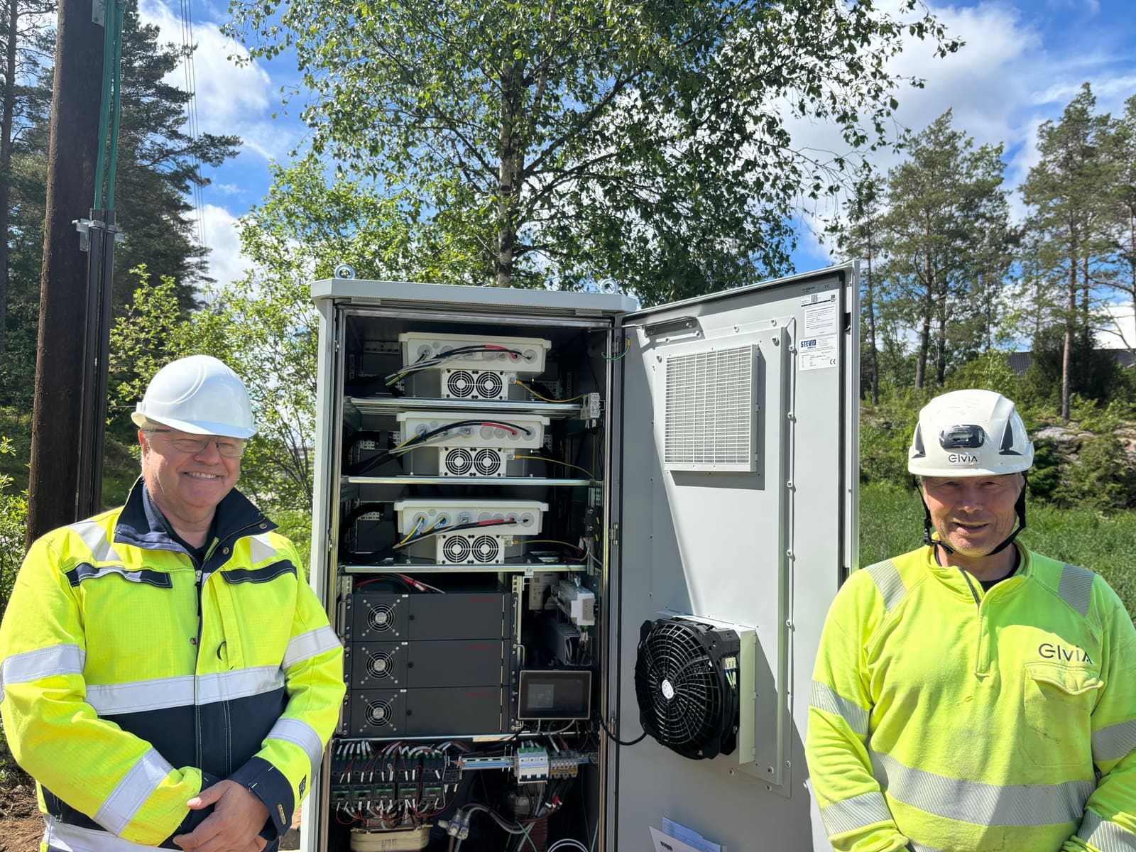 Elvias Tommy Olsen og Jan Holth foran det ferdig installerte eqGrid-systemet i Råde