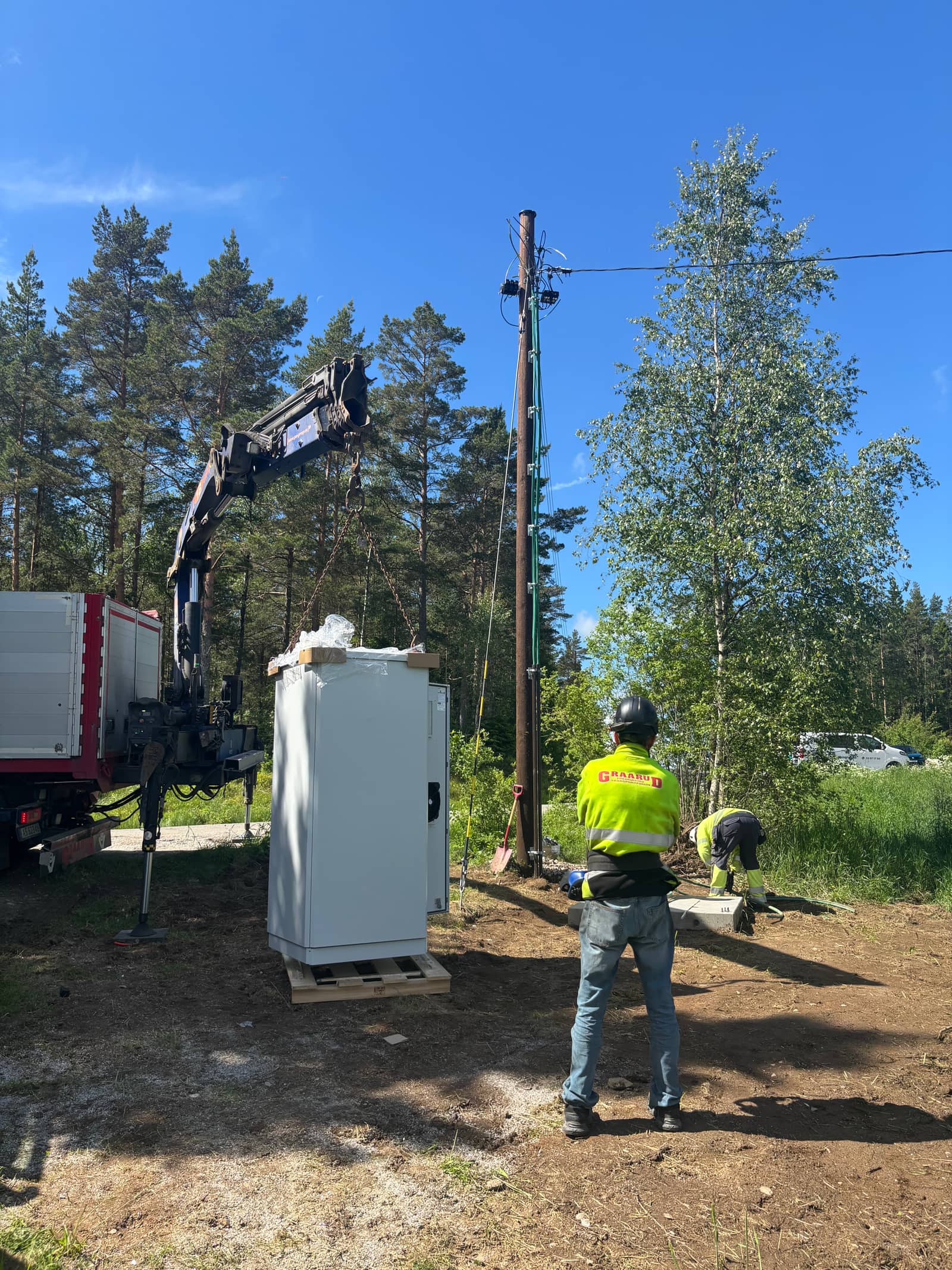 Kranbil leverer og løfter eqGrid-modulen på plass ved installasjonsstedet i Råde
