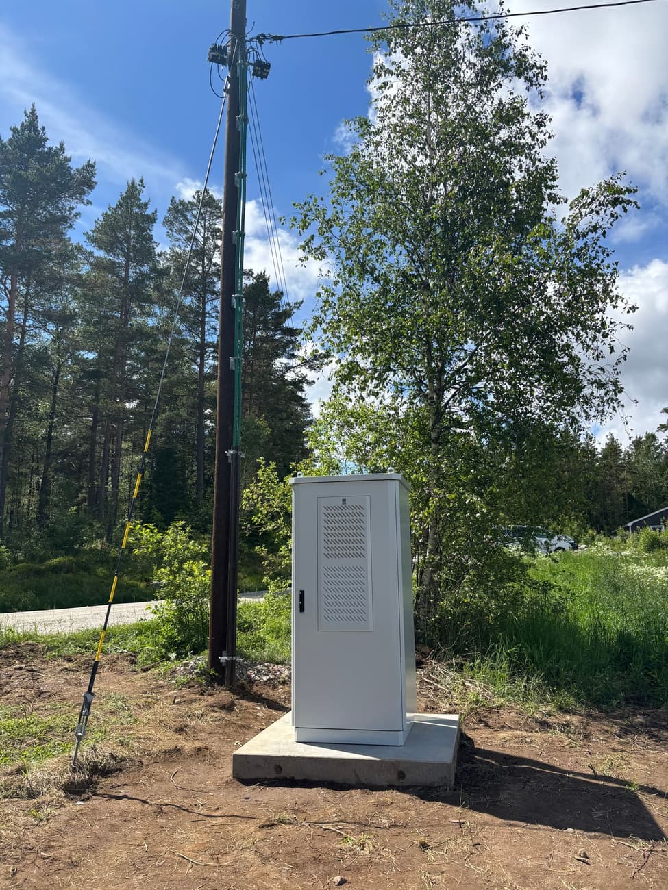 Ferdig installert eqGrid-skap på sementplate i Råde, tilkoblet nettet på mast