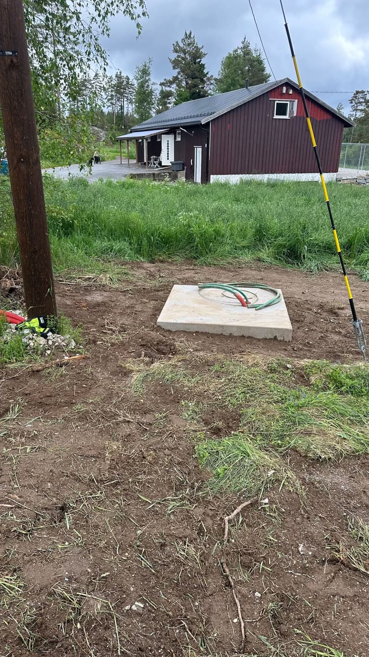 Preprodusert sementplate klargjort som fundament på installasjonsstedet i Råde