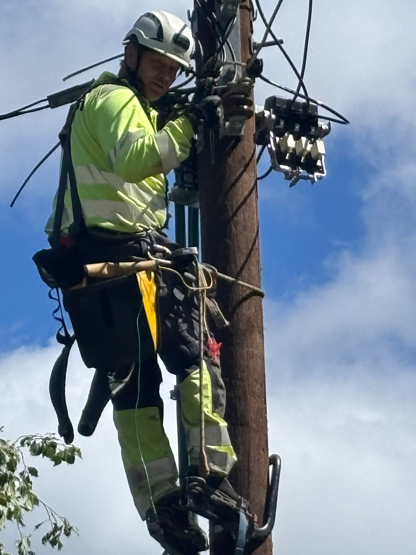Montør fra Elvia i arbeid på mast under tilkobling av eqGrid-systemet
